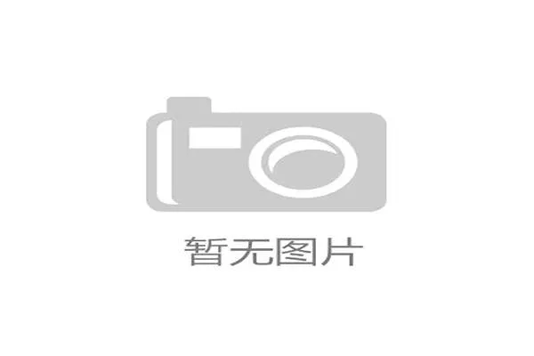看台上一位小球迷高举“祝萨拉赫射门必进”的标语牌，气氛热烈