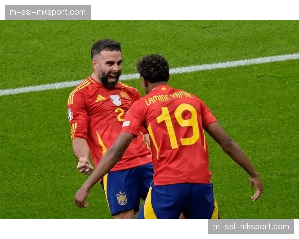 特写：国家德比终场哨响，巴萨小将亚马尔与皇马球员卡瓦哈尔交换球衣。