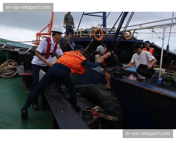 世界帆船环球赛中，中国队“东风号”船员在印度洋海域成功救助一名落水渔民