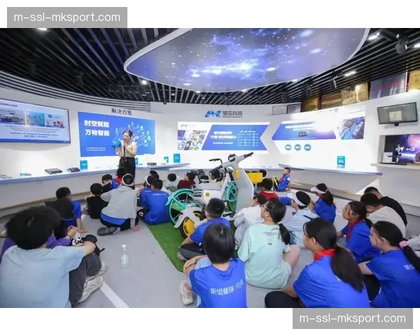 偏远地区篮球夏令营通过便携式卫星接收设备，获取联盟分发的每日训练集锦